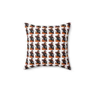 Könnte beinhalten: Ein quadratisches Dekokissen mit weißem Hintergrund und einem sich wiederholenden Muster aus schwarzen Katzen mit orangefarbenen Hexenhüten, die jeweils in einem kleinen orangefarbenen Kürbis sitzen, umgeben von braunen Herbstblättern.