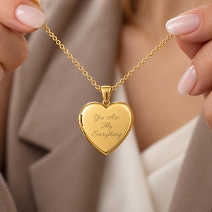 Puede incluir: Un colgante de relicario en forma de corazón dorado en una delicada cadena dorada. La parte frontal del relicario tiene grabado el texto 'You Are My Everything' en letra cursiva. La pieza presenta un acabado pulido y bisagra.