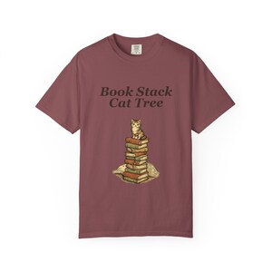T-Shirt mit Bücherstapel und Katzenbaum-Motiv, Vintage-inspiriertes T-Shirt mit getigerter Katze