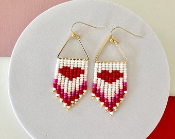 Pendientes de cuentas de semillas hechos a mano por Modish / Rojo y rosa / Corazones / Amor / Día de San Valentín