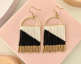 Pendientes de cuentas hechos a mano de Modish / Moderno / Boho / Blanco y negro