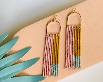 Pendientes de cuentas de semillas hechos a mano por un estilo moderno, bohemio y divertido.