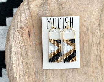 Pendientes de cuentas de semillas hechos a mano por Modish / Boho & Modern / Negro, blanco, dorado