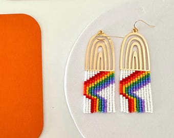 Pendientes de cuentas de semillas hechos a mano por Modish / Arcoíris / Coloridos