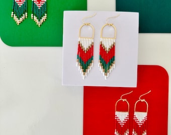 Pendientes de cuentas de semillas hechos a mano por Modish / Holiday - Colores navideños / Modernos / Boho / Flecos