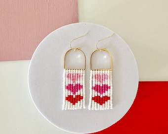 Pendientes de cuentas de semillas hechos a mano por Modish / Corazones / Amor / Día de San Valentín