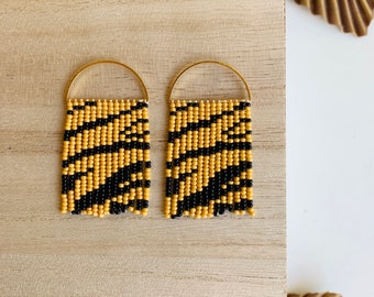 Pendientes de cuentas de semillas hechos a mano por Modish / Dorado y negro / Rayas de tigre