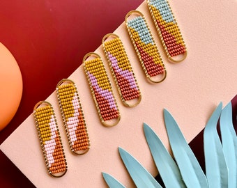 Pendientes de cuentas de semillas hechos a mano por Modish / Poste de metal ovalado largo con cuentas / Coloridos, divertidos y ligeros
