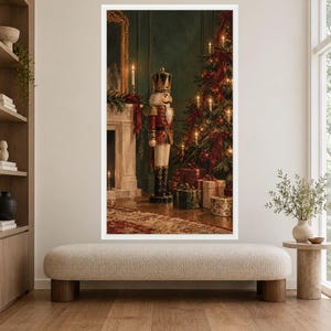 Puede incluir: Una impresión de arte mural enmarcada que representa una figura alta de cascanueces de pie en una habitación con chimenea, un árbol de Navidad decorado con lazos rojos y velas, y cajas de regalo envueltas en el suelo.