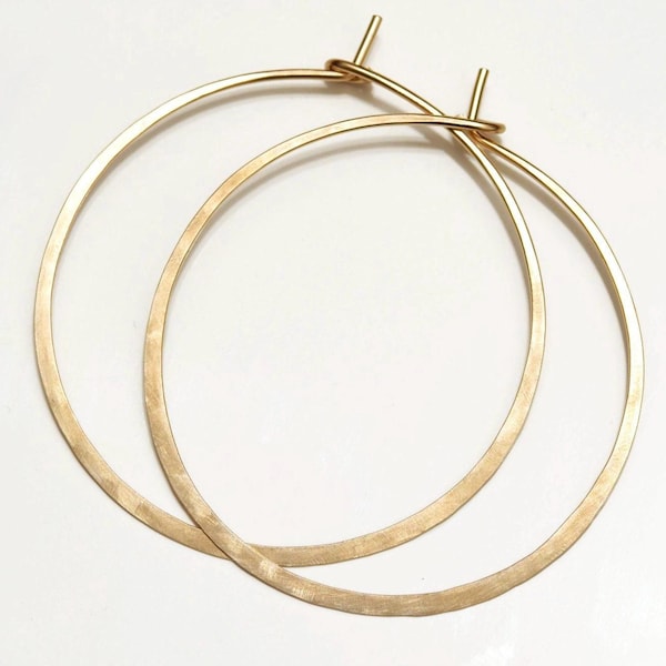 Aros martillados - Aros grandes rellenos de oro de 14 k - Acabado satinado o brillante