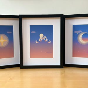 Puede incluir: Tres láminas artísticas enmarcadas con temas celestiales sobre un cielo con degradado azul y naranja. La lámina de la izquierda muestra una estrella de cuatro puntas, la central muestra fases lunares y la de la derecha una luna creciente.