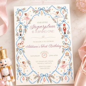 Può includere: Un invito di compleanno modificabile con un bordo a nastro azzurro decorato con illustrazioni di schiaccianoci, ballerine, cavalli a dondolo e ornamenti. Il testo recita: Our Little Sugarplum Is Turning One!