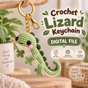 Könnte beinhalten: Ein gehäkelter Echsen-Schlüsselanhänger mit hellgrünem Körper, cremefarbenem Bauch, dunkelgrünen Rückenstacheln und schwarzen Augen. Der Text lautet Crochet Lizard Keychain, DIGITAL FILE, PDF PATTERN, DETAILED INSTRUCTIONS, BEGINNER FRIENDLY, Small Project Big Joy.