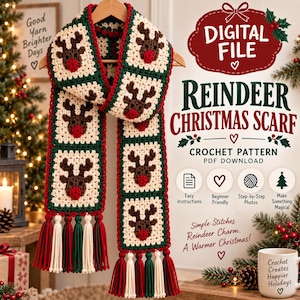 Puede incluir: Una bufanda de ganchillo con un patrón repetitivo de caras de reno sobre cuadrados de color crema bordeados con hilo verde oscuro. La bufanda termina con borlas largas en rojo, verde y crema. El texto incluye Digital File, Reindeer Christmas Scarf y Crochet Pattern.