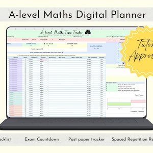 Può includere: Un pianificatore digitale di matematica A-level visualizzato su uno schermo di un portatile, con tracker degli argomenti, conto alla rovescia per gli esami e registro di ripasso. Un grafico a stella giallo riporta il testo Tutor Approved.