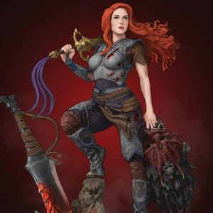 Pode incluir: Uma ilustração digital de um guerreiro ruivo com armadura prateada manchada de sangue, segurando uma espada com uma borla roxa sobre o ombro e uma cabeça de criatura cortada de múltiplos olhos, sobre uma base rochosa com fogo.