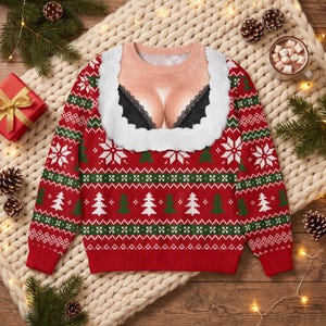Può includere: Un maglione rosso a maniche lunghe con un motivo festivo di fiocchi di neve bianchi e alberi di pino verdi. Il centro mostra la grafica di un torace color carne con un reggiseno in pizzo nero, incorniciato da un colletto in pelliccia bianca.