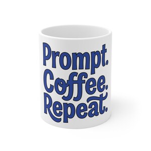 Puede incluir: Una taza de cerámica blanca con el texto Prompt. Coffee. Repeat. impreso en una fuente azul negrita. La taza tiene una forma cilíndrica con un acabado liso y un diseño limpio que muestra las tres palabras apiladas verticalmente.