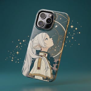 Puede incluir: Una funda para smartphone con una ilustración estilo anime de un personaje con cabello largo blanco y orejas puntiagudas. El diseño incluye ropa con bordes dorados, un motivo celestial circular con estrellas y fondo azul oscuro.