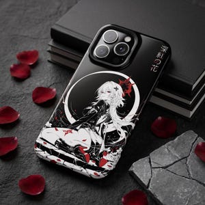 Könnte beinhalten: Eine schwarze Smartphone-Hülle mit einer Illustration eines weißhaarigen Anime-Charakters mit roten Akzenten, einem kreisförmigen Mondmotiv und dem japanischen Text 深紅の花. Das Design umfasst einen Ausschnitt für drei Kameralinsen.