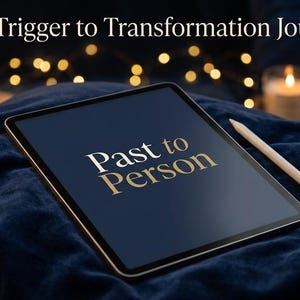 Peut inclure: Une tablette numérique affichant le texte Past to Person en lettres dorées sur un fond bleu foncé, avec le titre The Trigger to Transformation Journal au-dessus. Un stylet blanc repose sur un tissu bleu foncé à côté de la tablette.