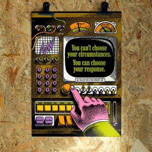 Op de afbeelding: Een rechthoekige poster met een illustratie van een retro bedieningspaneel met een scherm waarop de tekst staat: You can't choose your circumstances. You can choose your response. Een hand drukt op een grote oranje knop.