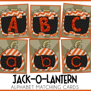 Op de afbeelding: Negen printbare kaarten met oranje en zwarte jack-o'-lantern illustraties met hoofdletters en kleine letters A, B en C. De tekst "JACK-O-LANTERN ALPHABET MATCHING CARDS" staat onderaan de afbeelding.
