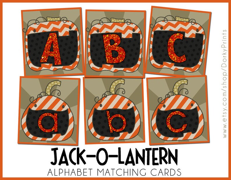 Op de afbeelding: Negen printbare kaarten met oranje en zwarte jack-o'-lantern illustraties met hoofdletters en kleine letters A, B en C. De tekst "JACK-O-LANTERN ALPHABET MATCHING CARDS" staat onderaan de afbeelding.