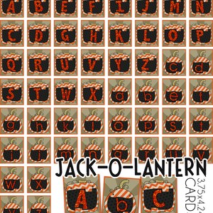 Op de afbeelding: Een set van 26 alfabetkaarten met een jack-o-lantern ontwerp. Elke kaart heeft een zwarte achtergrond met oranje en witte strepen en een glinsterende oranje letter. De kaarten zijn gelabeld "Jack-O-Lantern Cards 3.75x4.24"