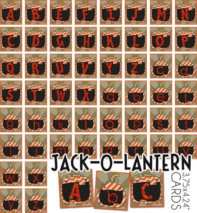 Op de afbeelding: Een set van 26 alfabetkaarten met een jack-o-lantern ontwerp. Elke kaart heeft een zwarte achtergrond met oranje en witte strepen en een glinsterende oranje letter. De kaarten zijn gelabeld "Jack-O-Lantern Cards 3.75x4.24"