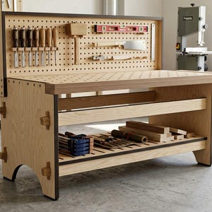 Pode incluir: Uma bancada de trabalho de madeira clara com um painel perfurado contendo várias ferramentas manuais, uma superfície de trabalho plana com furos e uma prateleira inferior aberta com grampos e peças de madeira. A estrutura possui encaixes visíveis.