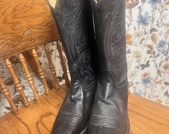 Vintage Tony Lama dames western cowboylaarzen maat 8.5B van zwart leer met spitse neus, gemaakt in de VS.