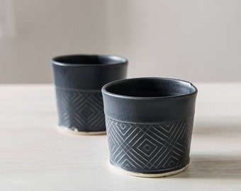 Modernes Keramik-Espressotassen-Set: gefaltetes Laken-Design, schwarze matte Glasur, zartes geometrisches Muster, ideales Kaffee-Liebhaber-Geschenk