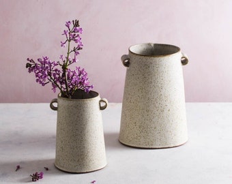 Vase en poterie blanche, vase en céramique, vase moderne blanc avec poignées, cadeau poterie, vase en poterie minimaliste, pot en grès fabriqué à la main, lot de 2