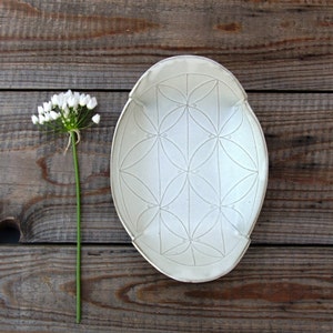 Assiette à biscuits en céramique blanche, plateau de service blanc, plat de service moderne, plateau de pièce maîtresse, décor de cuisine blanc, cadeau pour maman image 5