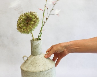 Vase en céramique OOAK unique, Pot de fleur blanc moucheté, Vase de poterie unique minimaliste, vase en céramique Bud, vase à fleur unique, pièce maîtresse de table