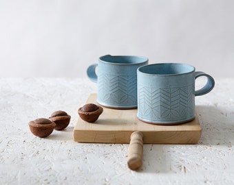 Tasse en céramique bleue pour le thé, le café, le petit-déjeuner ou la soupe. Grès cérame texturé fait à la main.