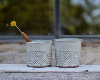 Ensemble de 2 tasses à expresso texturées faites à la main en céramique, cadeau pour le père, tasses à expresso en motif géométrique blanc, gobelets à thé courts en céramique