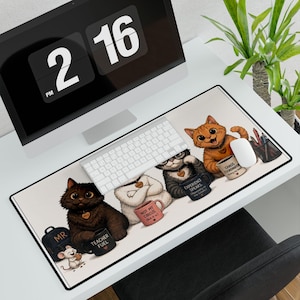 Pode incluir: Um tapete de secretária retangular com uma ilustração de quatro gatos com canecas. As canecas têm o texto Teacher Fuel, Not My Circus, Experience Speaks e Chaos Coordinator. Um pequeno rato segura uma bolacha perto de uma mochila preta.