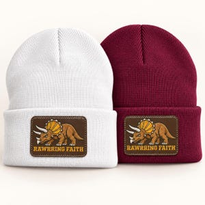 Bonnet dinosaure chrétien | Bonnet Tricératops « Rawrring Faith » | Bonnet d'hiver tricoté à thème chrétien | Cadeau chrétien pour hommes, femmes et adolescents