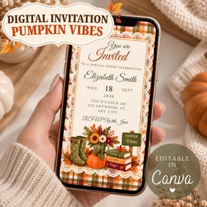 Puede incluir: Una invitación digital en la pantalla de un teléfono inteligente con fondo de cuadros, borde de encaje y gráficos de otoño que incluyen botas verdes, una calabaza, flores y libros con el texto "You are Invited" y "Pumpkin Vibes".