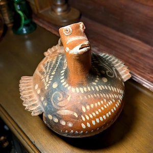 Jarra con forma de pájaro de estilo arte popular mexicano vintage, vasija de terracota hecha a mano, escultura de pájaro primitiva y peculiar, decoración ecléctica.