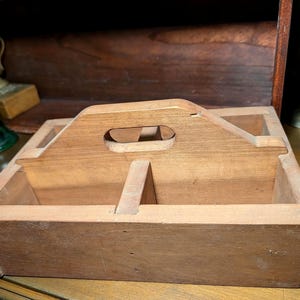 Vintage houten opbergtas van Ricky Pruitt, gesigneerd en handgemaakt, met 4 vakken, rustieke, primitieve houten tas met handvat.