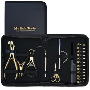 Op de afbeelding: Een zwarte etui met ritssluiting met een set goudkleurige haarextensie-tools, waaronder tangen, een naald, een schaar, een kam en clips. De etui is voorzien van de tekst My Hair Tools BRAND BY CROSS EDGE CORPORATION.