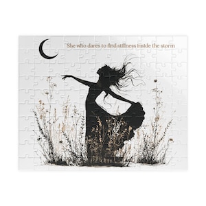 Pode incluir: Um quebra-cabeça retangular com a silhueta preta de uma pessoa com cabelos ao vento em um campo de gramas altas e secas. Uma lua crescente preta está no canto superior esquerdo, e o texto diz: She who dares to find stillness inside the storm.