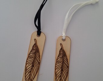 Engraved wooden bookmark with feather motif, handmade artisan bookmark, gift for book lovers, reading accessory