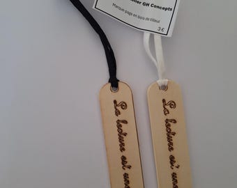 Personalized Engraved Wooden Bookmark, Quote "Reading is a friendship" or Custom Text, Gift for the Book Lover, Black/White Cord