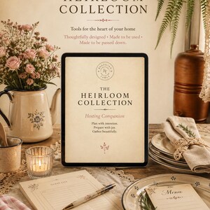 Puede incluir: Una tableta muestra el texto The Heirloom Collection Hosting Companion. Junto a ella hay un bloc de notas para lista de invitados, un bolígrafo, un plato con un menú y romero, platos con una servilleta, una vela encendida y una jarra con flores rosas.