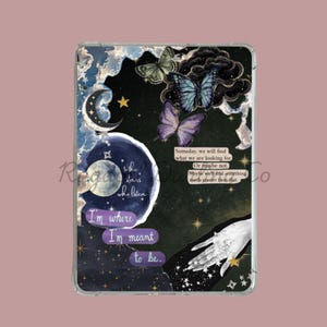 Könnte beinhalten: Eine rechteckige Tablethülle mit einem dunklen Himmelsdesign, das eine Mondsichel, einen Vollmond, Sterne und Schmetterlinge zeigt. Der Text lautet: I'm where I'm meant to be. Maybe we'll find something, or maybe not. We'll find something greater than that.