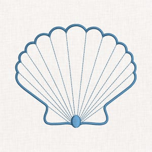 Pode incluir: Um design de bordado à máquina azul de uma concha de vieira. O design apresenta um contorno azul arrojado com linhas de costura internas que irradiam de uma pequena base oval na parte inferior, criando uma representação clara da concha.